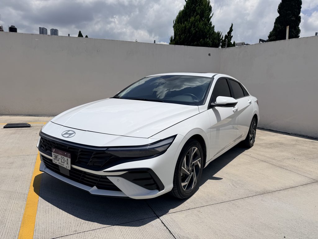 Foto de HYUNDAI ELANTRA LIMITED TECH 2025